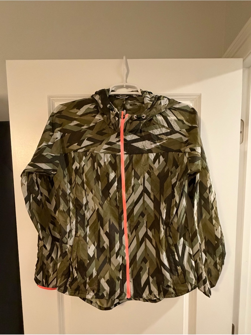 Nike Women's camo Impossibly Light Printed Running Jacket. Size M. EUC